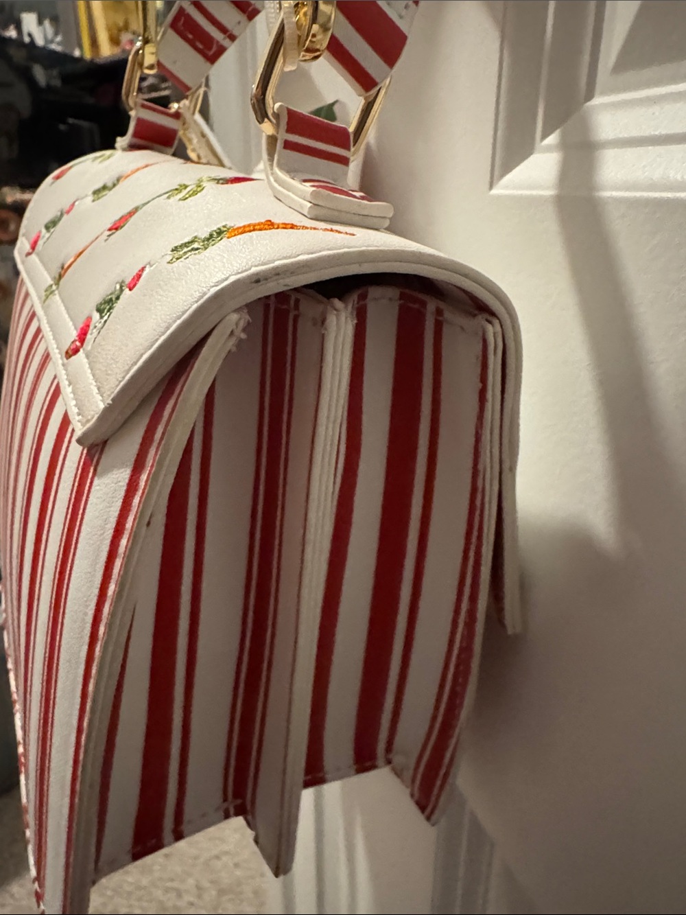 Betsey Johnson XOMYLO2 Vegetable Garden Crossbody Bag Shoulder Bag, Red & White - Picture 4 of 6